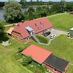 Mit Wunderschoenem Blick Auf Den Nord-ostsee-kanal *