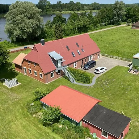 Mit Wunderschoenem Blick Auf Den Nord-ostsee-kanal *