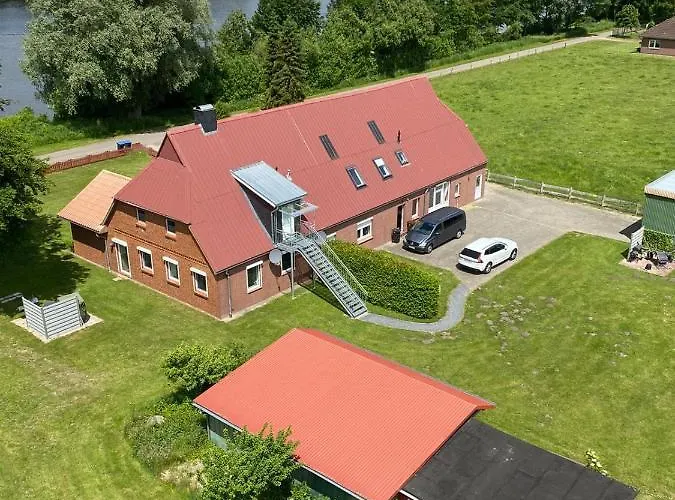 Mit Wunderschoenem Blick Auf Den Nord-ostsee-kanal *